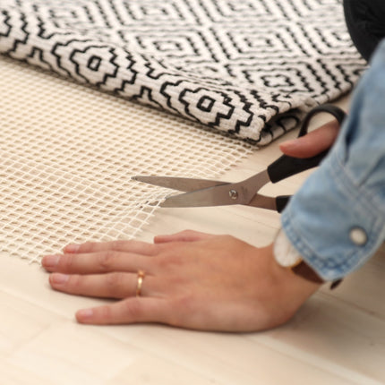 Anti-slip mat for carpets