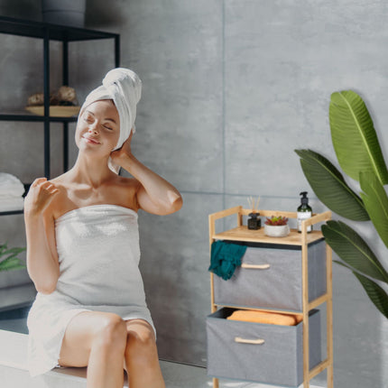Bamboo bathroom shelf with 2 laundry baskets