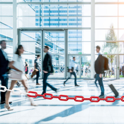Barrier chain in red and white