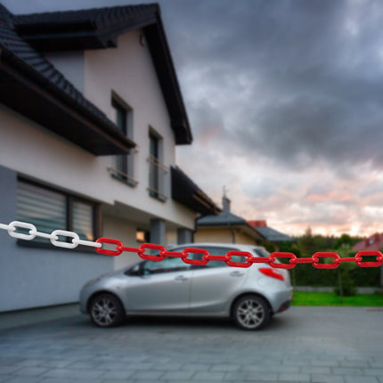 Barrier chain in red and white