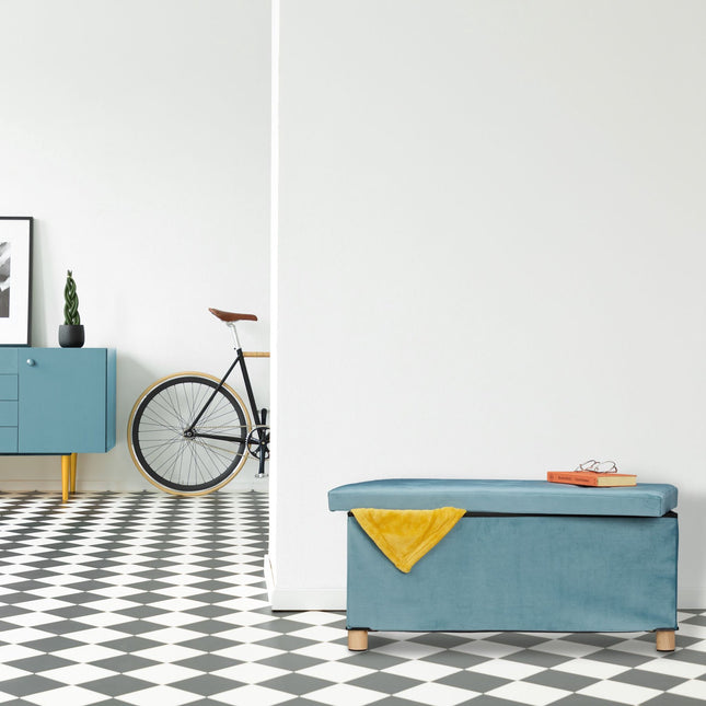 Bank met fluwelen bekleding en houten poten
