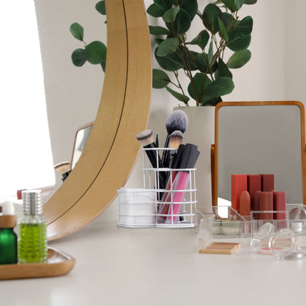 Brush holder with 3 compartments