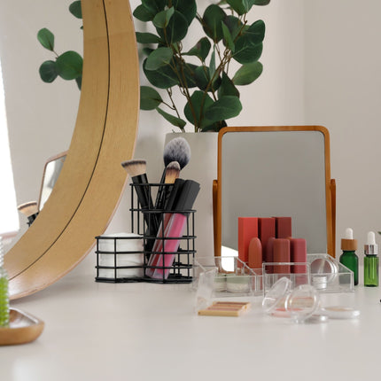 Brush holder with 3 compartments