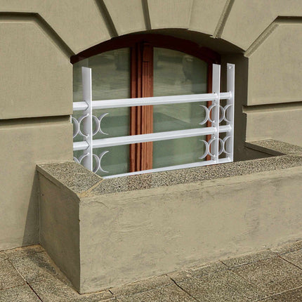 Burglar protection with extendable window grill