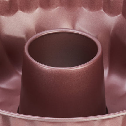 Cake form in rose wine