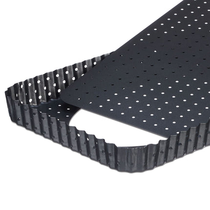Cake tin set of 2 with holes