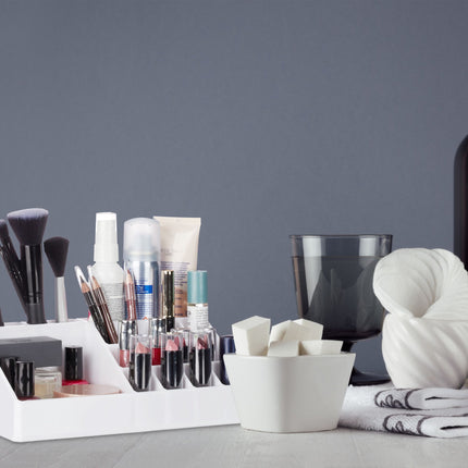 Cosmetic holder in acrylic