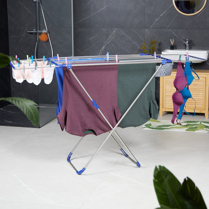 Expandable clothes hanger