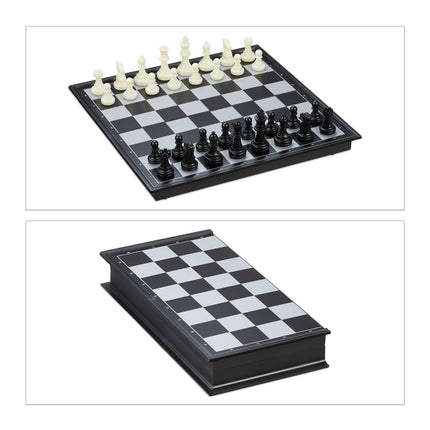 Foldable and magnetic chess set
