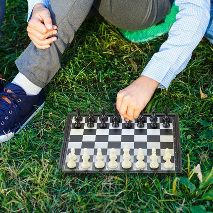 Foldable and magnetic chess set
