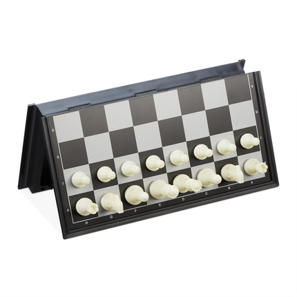 Foldable and magnetic chess set