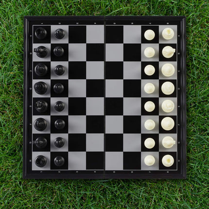 Foldable and magnetic chess set