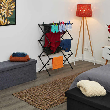 Foldable coat hanger in metal