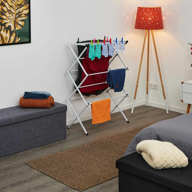 Foldable coat hanger in metal