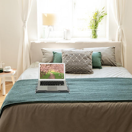 Foldable laptop stand