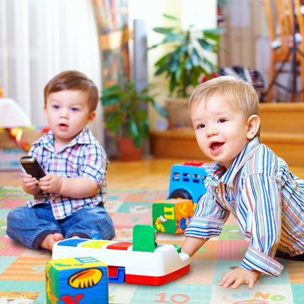 Foldable play mat with animal motifs