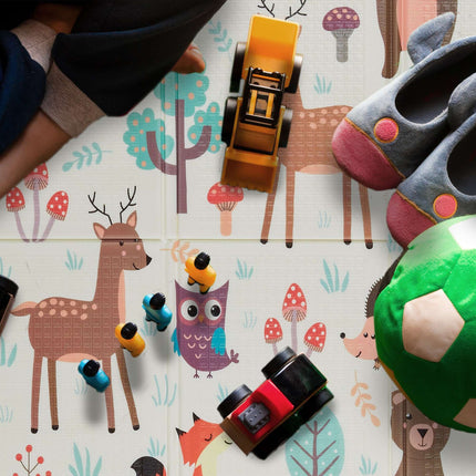 Foldable play mat with forest animals