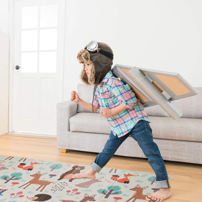 Foldable play mat with forest animals