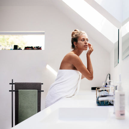 Freestanding towel rack