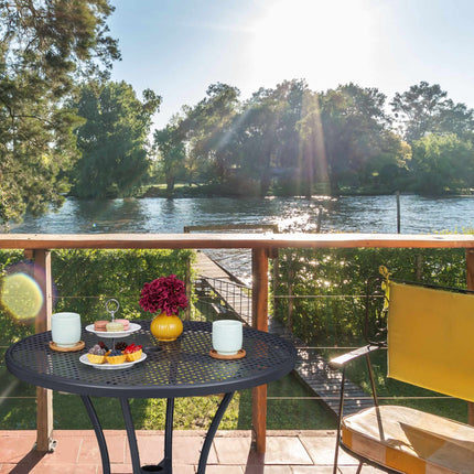 Garden table with hole for parasol