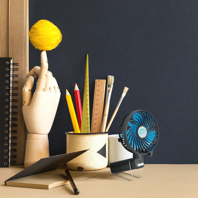 Hand fan with USB connection
