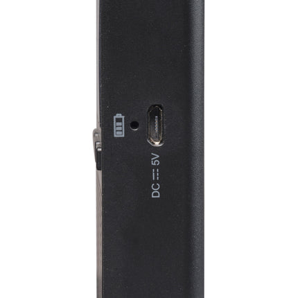 Handheld DAB+/FM radio with built-in speaker