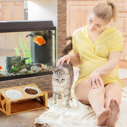 Height-adjustable feeding station for cats