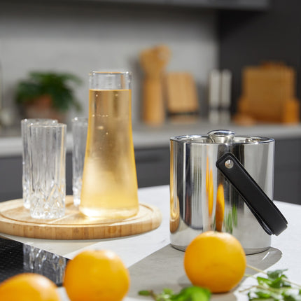 Ice cube tray with lid