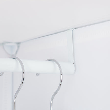 Insertable shelf for the children's room