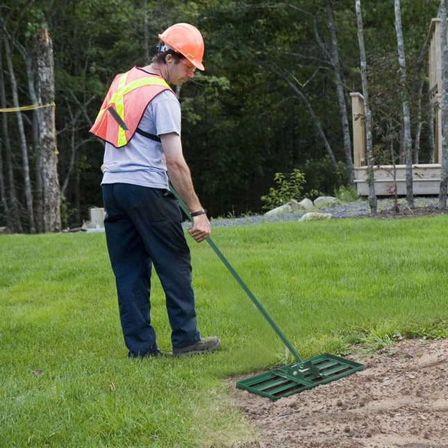 Lawn leveling rake with ergonomic handle for the ground 75 x 25 cm green