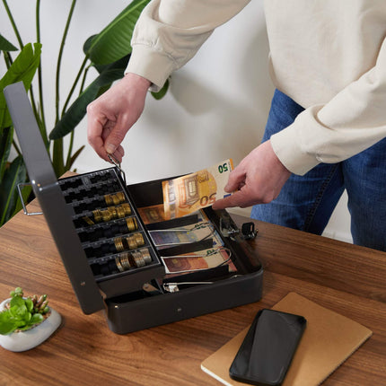 Lockable cash drawer