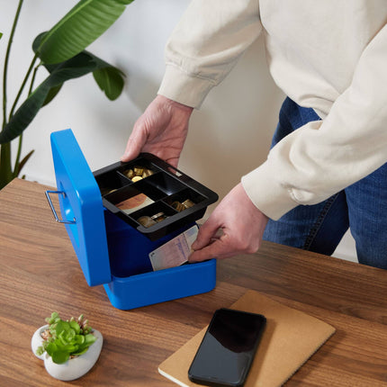 Lockable cash drawer