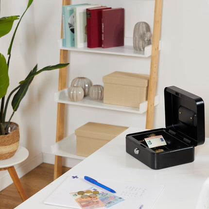 Lockable cash drawer