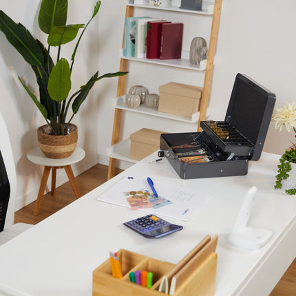 Lockable cash drawer