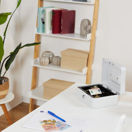 Lockable cash drawer