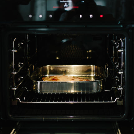 Oven form in set with frying pan and sprinkler