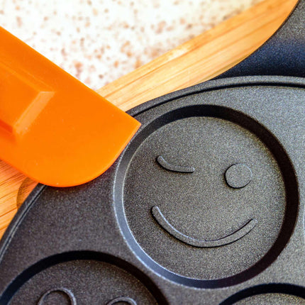 Pancake pan with faces
