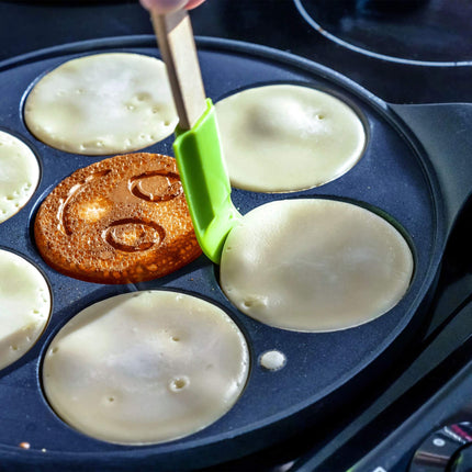 Pancake pan with faces