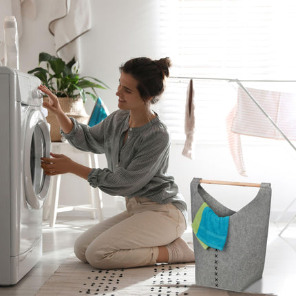 Portable laundry box in felt
