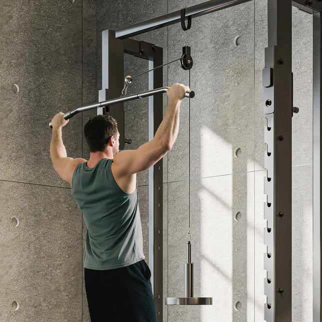 Katrolsysteem voor krachttraining van de armen in de thuisgym