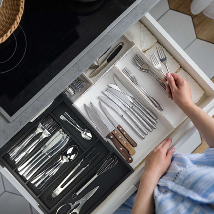 Pull-out cutlery tray