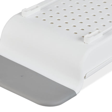 Pull-out shelf for bathtub