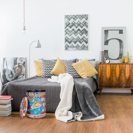 Retro storage pallet with motif