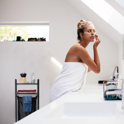 Rolling shelf for bathroom with laundry bag