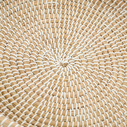 Round serving tray with handle