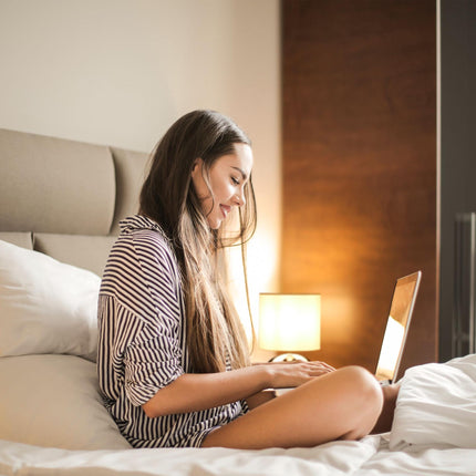 Round table lamp with touch function