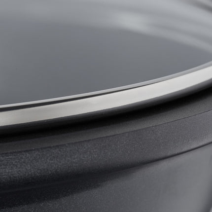 Serving pan with lid