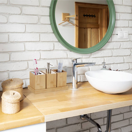 Set of bathroom accessories