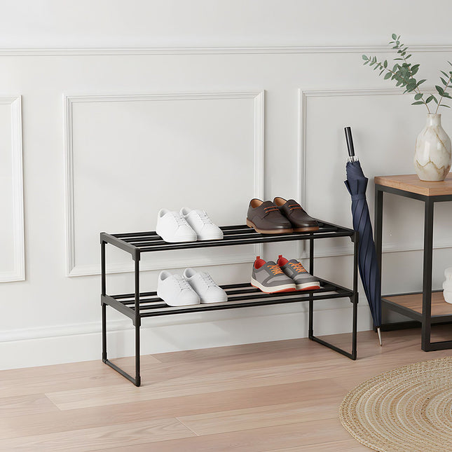 Schoenenrek met metalen frame en stapelbare plastic planken.