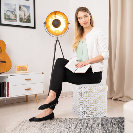 Sitting cube in white-gold